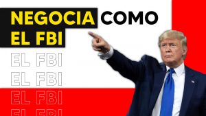 hombre serio señalando